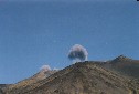 Fungo di fumo e polvere vulcanica emanata dall'Etna